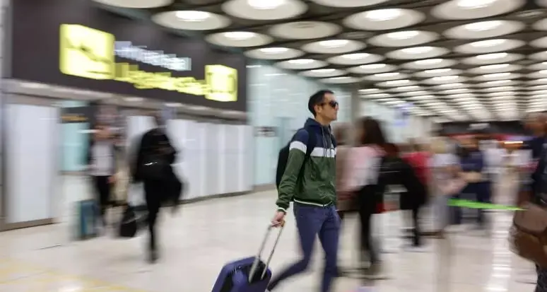 Lasciano il figlio di 10 anni all'aeroporto per non perdere il volo