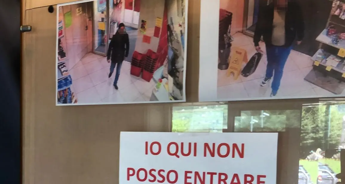 Il negozio del Tridente mette le foto dei ladri all'ingresso: «Qui non posso entrare perché rubo»
