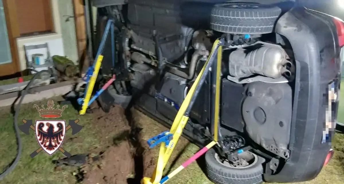 Cavalese, un’auto esce fuori strada e finisce nel giardino di un’abitazione
