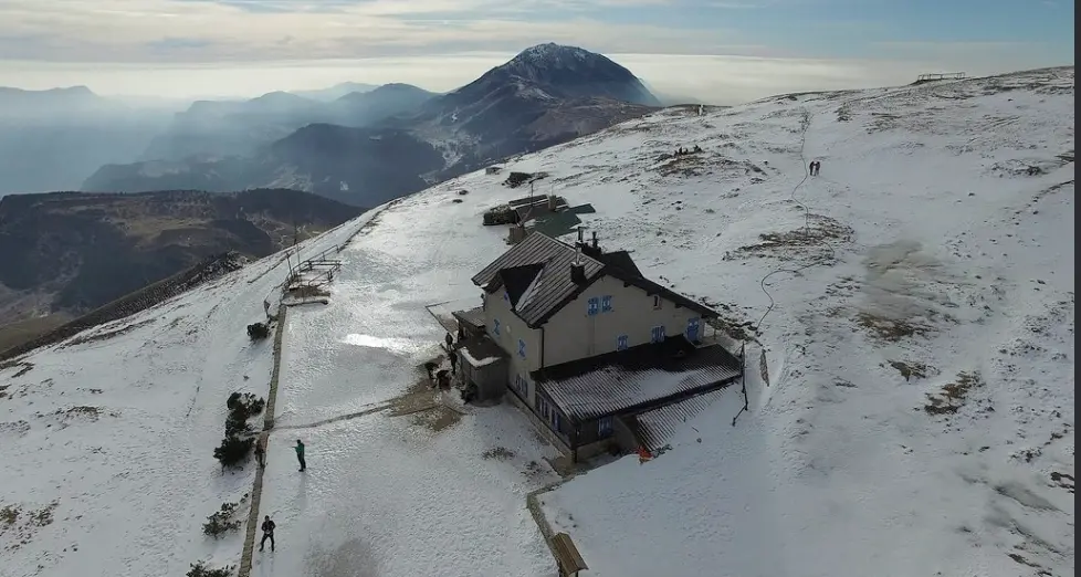 Covid, il rifugio Altissimo chiude «per rispetto». Ma anche perché c’è un membro dello staff positivo al tampone
