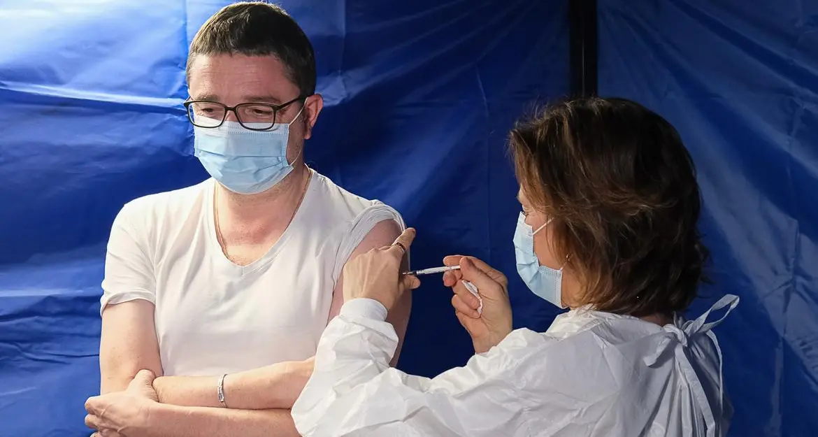 Sindacati contro la giunta: «Fugatti si fa i selfie nei centri vaccinali, mentre l’Azienda chiude il reparto pneumologia del Santa Chiara»