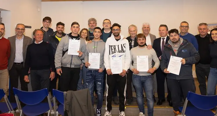 Sette nuovi posatori di porfido diplomati, e per la cerimonia ad Albiano c'erano sette politici (più i sindaci)
