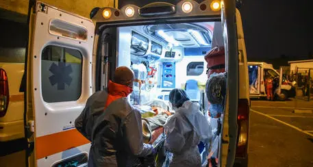 Tragedia nei pressi di passo Costalunga: auto finisce fuori strada, un morto
