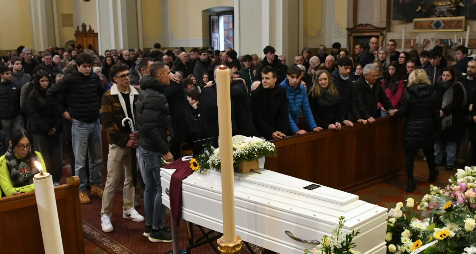 Funerale di Sara Piffer, tantissimi nella chiesa di Palù di Giovo per l'ultimo saluto alla campionessa