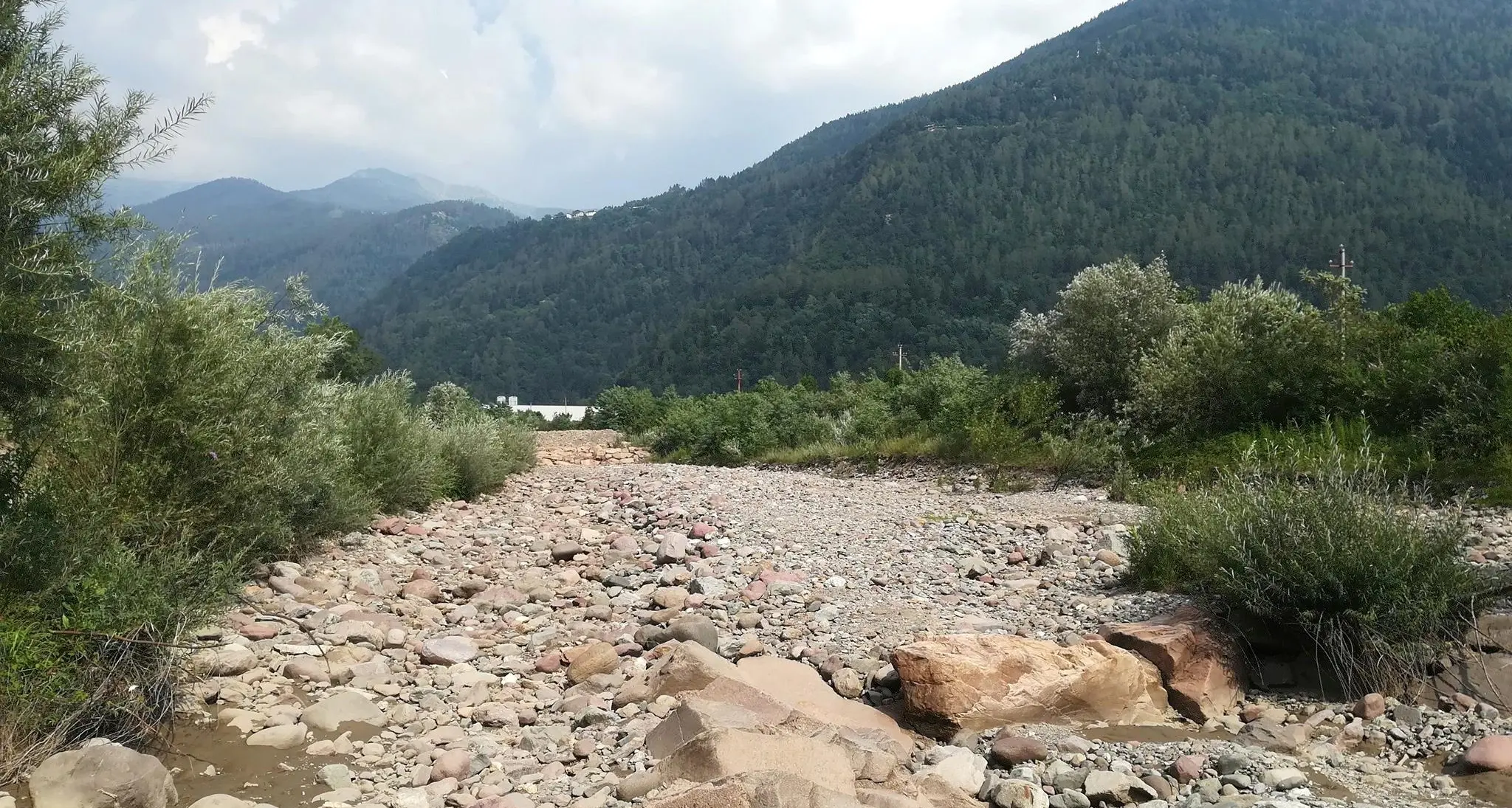 Più acqua ai contadini, meno acqua per la sopravvivenza dei torrenti: così la Provincia autorizza la «sospensione» del deflusso minimo vitale