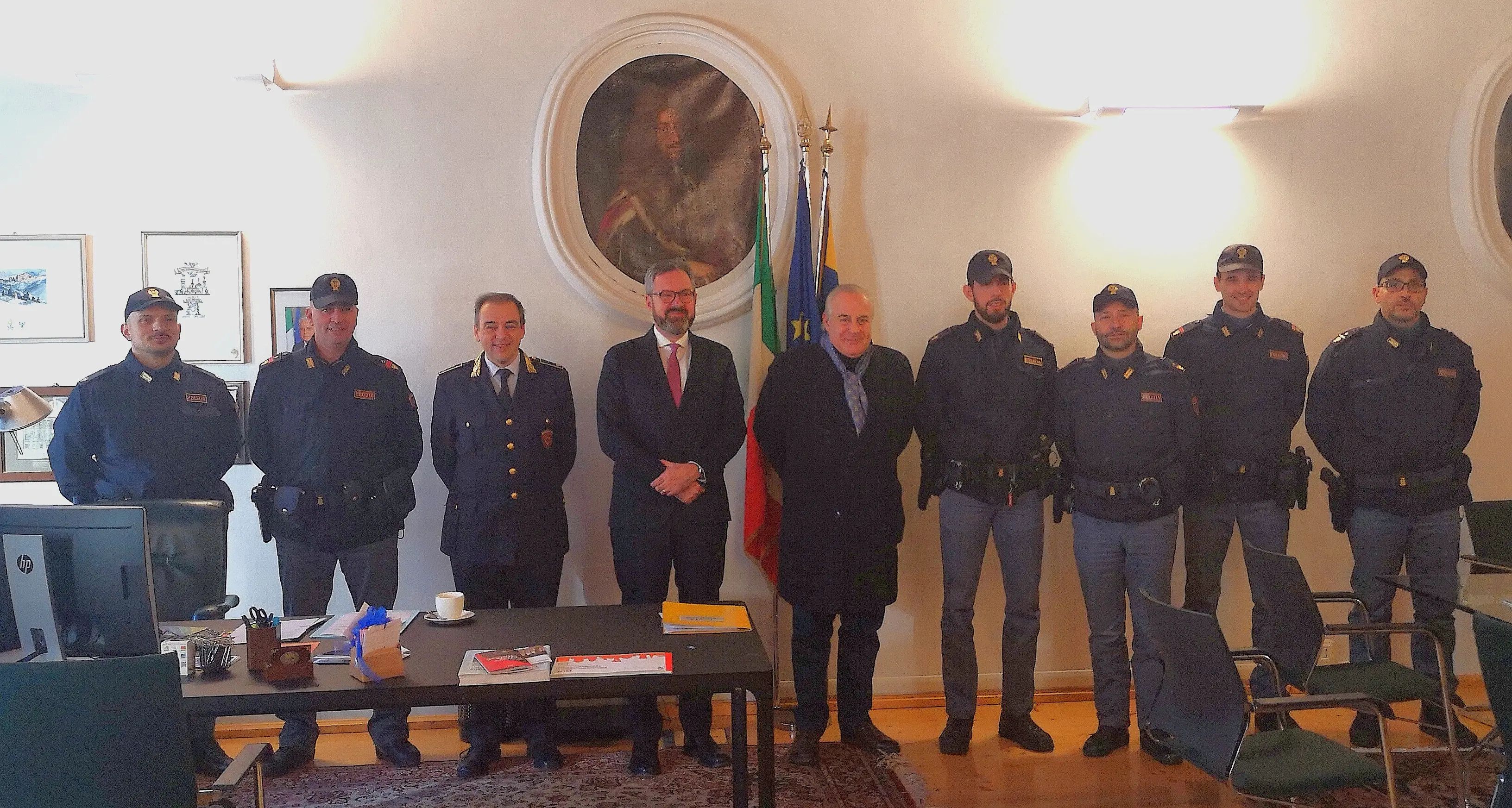 Tenta di lanciarsi dal ponte San Lorenzo, salvato dalla polizia. Il sindaco: “Siete stati angeli vestiti da agenti”