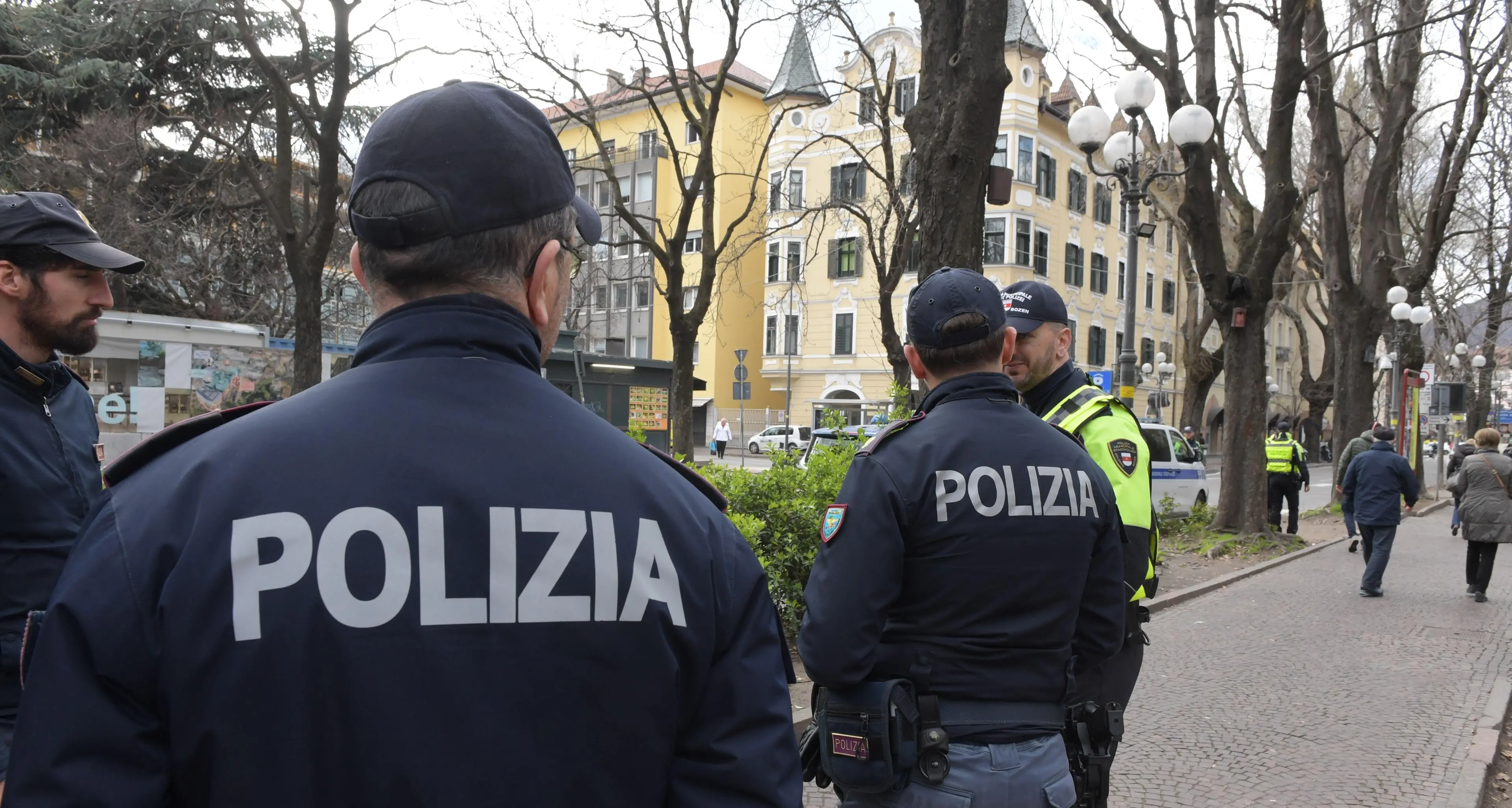 Bolzano, bambina segnala al 112 lo spaccio di droga al parco Ortles: «Una bella lezione di senso civico»