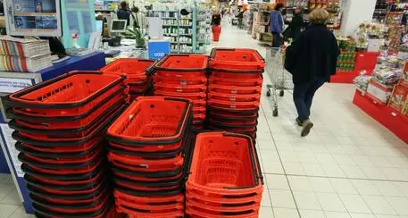 Pescara, la titolare del supermarket trova un assorbente in bagno: “Ditemi chi ha il ciclo, sennò controllo io”