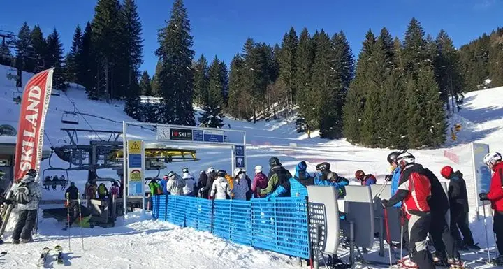 A Folgaria si potrà sciare senza green pass: «Abbiamo solo seggiovie aperte, via libera, ma con la mascherina»