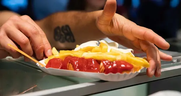 Le patatine fritte più care del mondo, cotte nello champagne e cosparse d’oro, 200 dollari a porzione