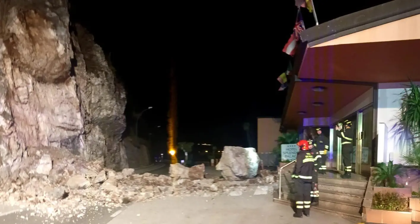 Ancora una frana lungo la Gardesana occidentale: scarica di massi a Limone, strada chiusa