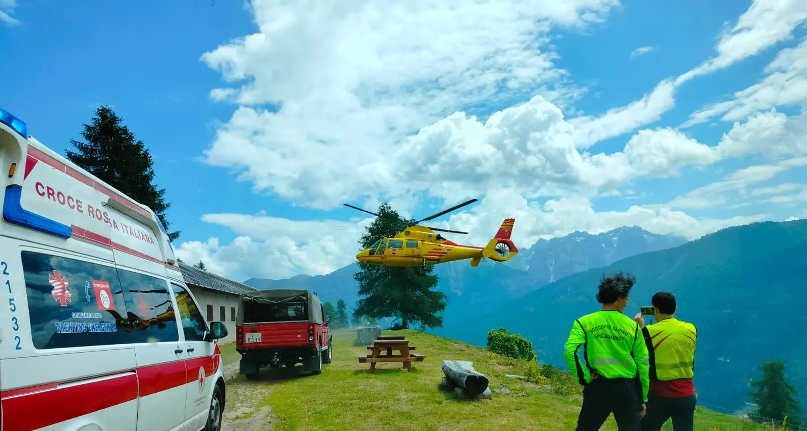 Intervento di soccorso lungo la strada forestale Menas-Mezzana: grave un'escursionista di 74 anni
