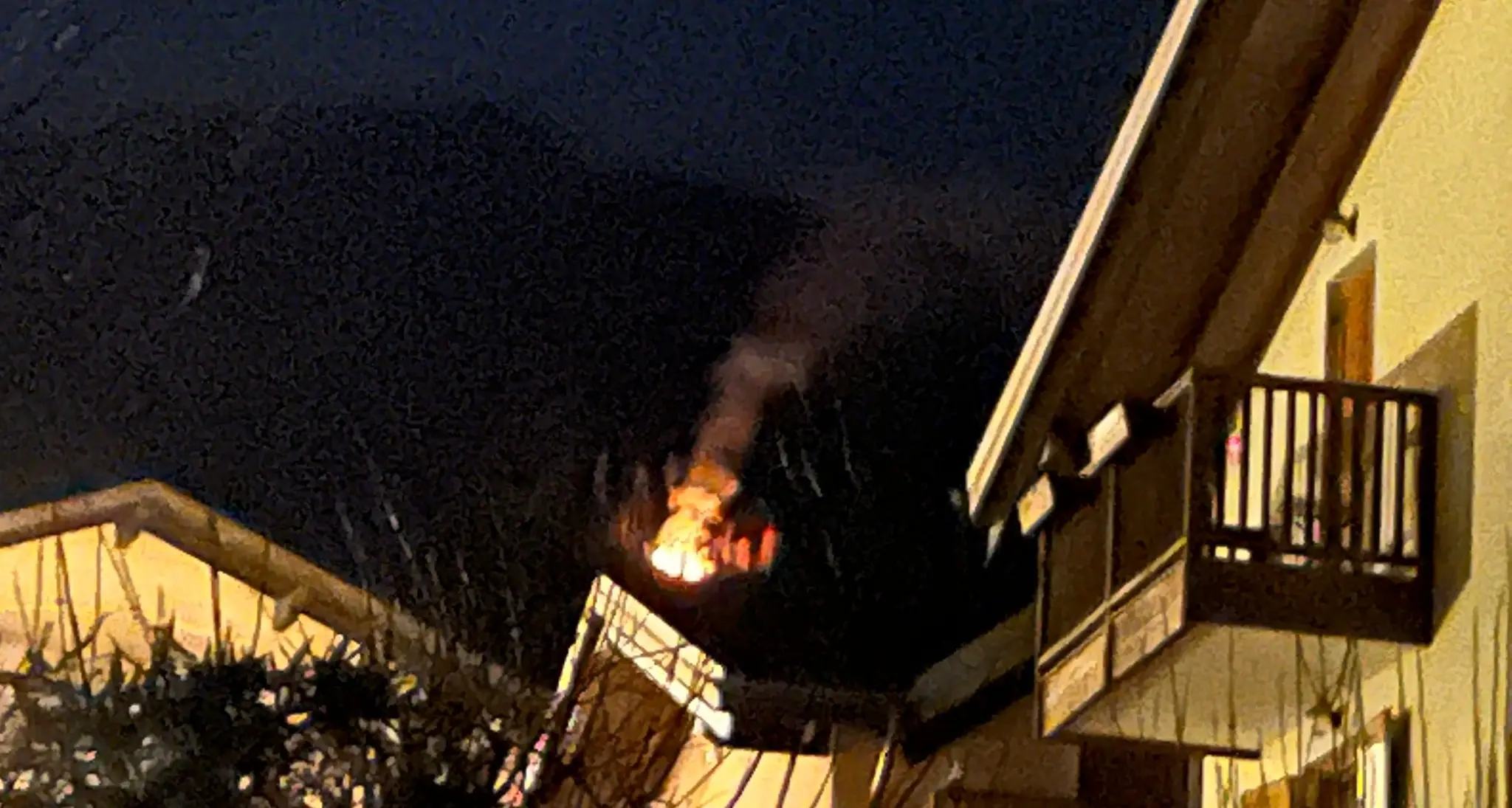 Incendio nei boschi della Panarotta, al lavoro i vigili del fuoco di Levico Tertme e della Valsugana