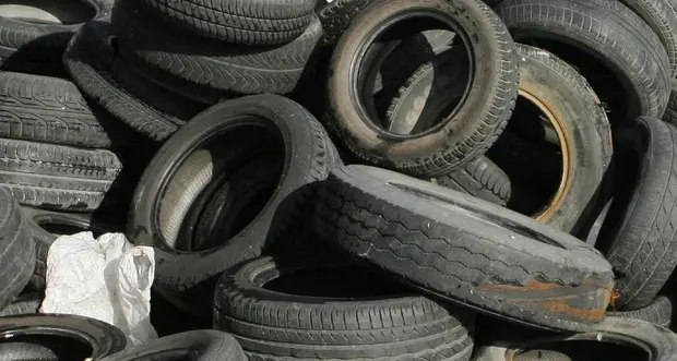 Rifiuti illeciti, trasportava su un furgone pneumatici usurati: fermato un 49enne