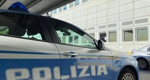 Riconosce l’e-bike regalata al figlio e avvisa la polizia: un uomo denunciato per ricettazione