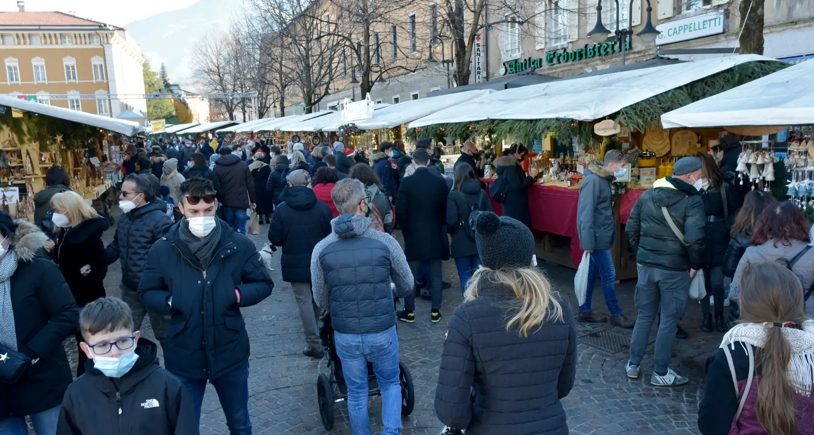 Mercatini di Natale a Trento, avvio incoraggiante. Gli espositori: “Non c’è la ressa degli scorsi anni, ma va meglio del previsto”