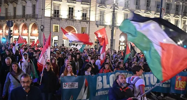 Flotilla: il corteo a Torino protesta sotto la Rai