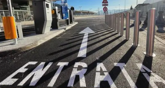 Inaugurato il nuovo parcheggio alla stazione di Mezzocorona, gratis per 10 minuti, poi 1,50 euro all’ora