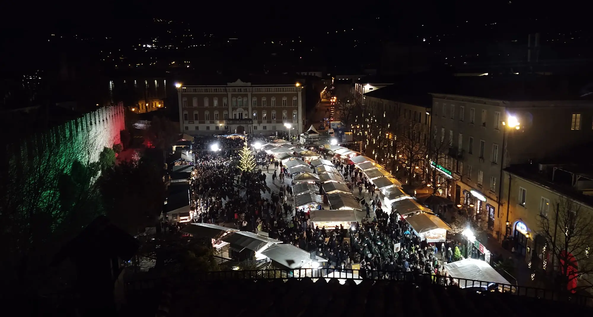 Mercatini di Natale di Trento, è subito un successo. Fugatti: “Segnale di speranza per il futuro”
