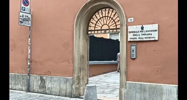 Aurora: testimone, 'lui l'ha buttata giù dal balcone'
