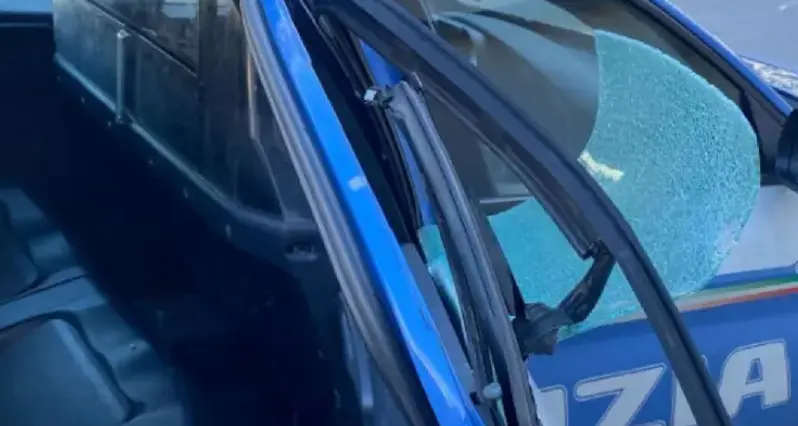 Prima aggredisce infermieri e poi distrugge l’auto della Polizia: arrestato