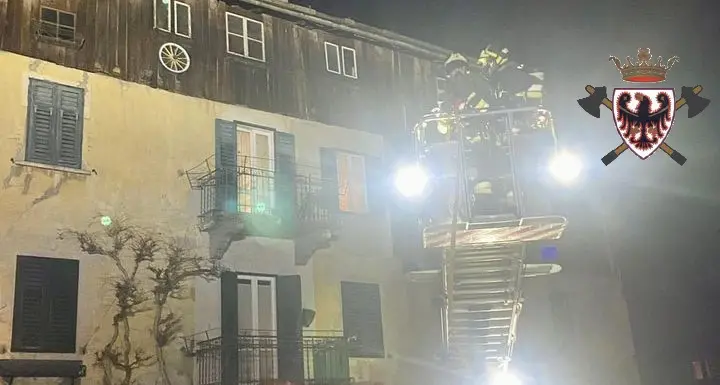 Allarme incendio in una palazzina a Croviana: è partito tutto da una canna fumaria