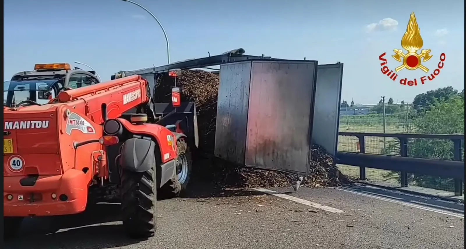 Incendio in A22, un camion carico di cippato in fiamme: traffico in tilt