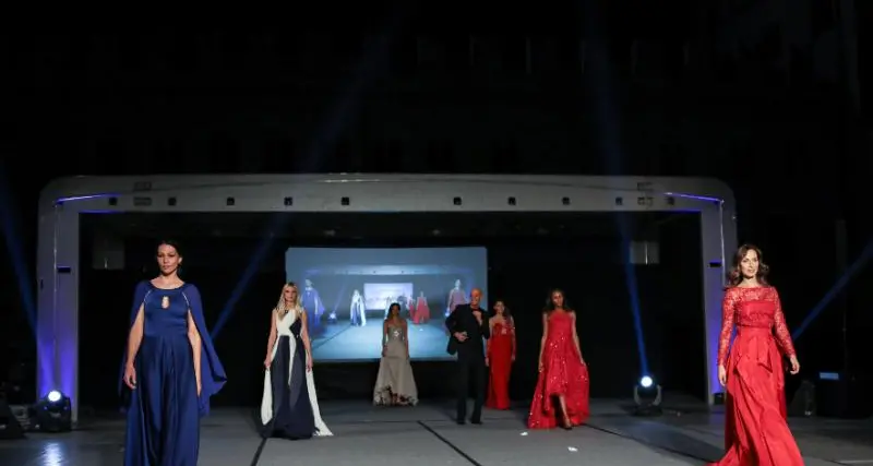 Un sabato sera con la sfilata di moda in piazza Duomo a Trento