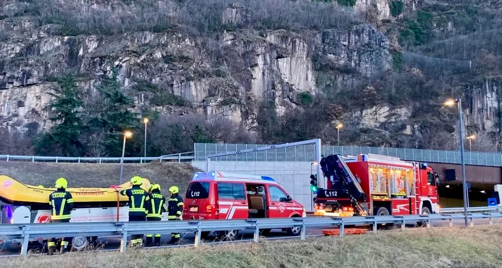 Laives, rischia di annegare nel rio Lusina: salvato grazie all’intervento dei vigili del fuoco