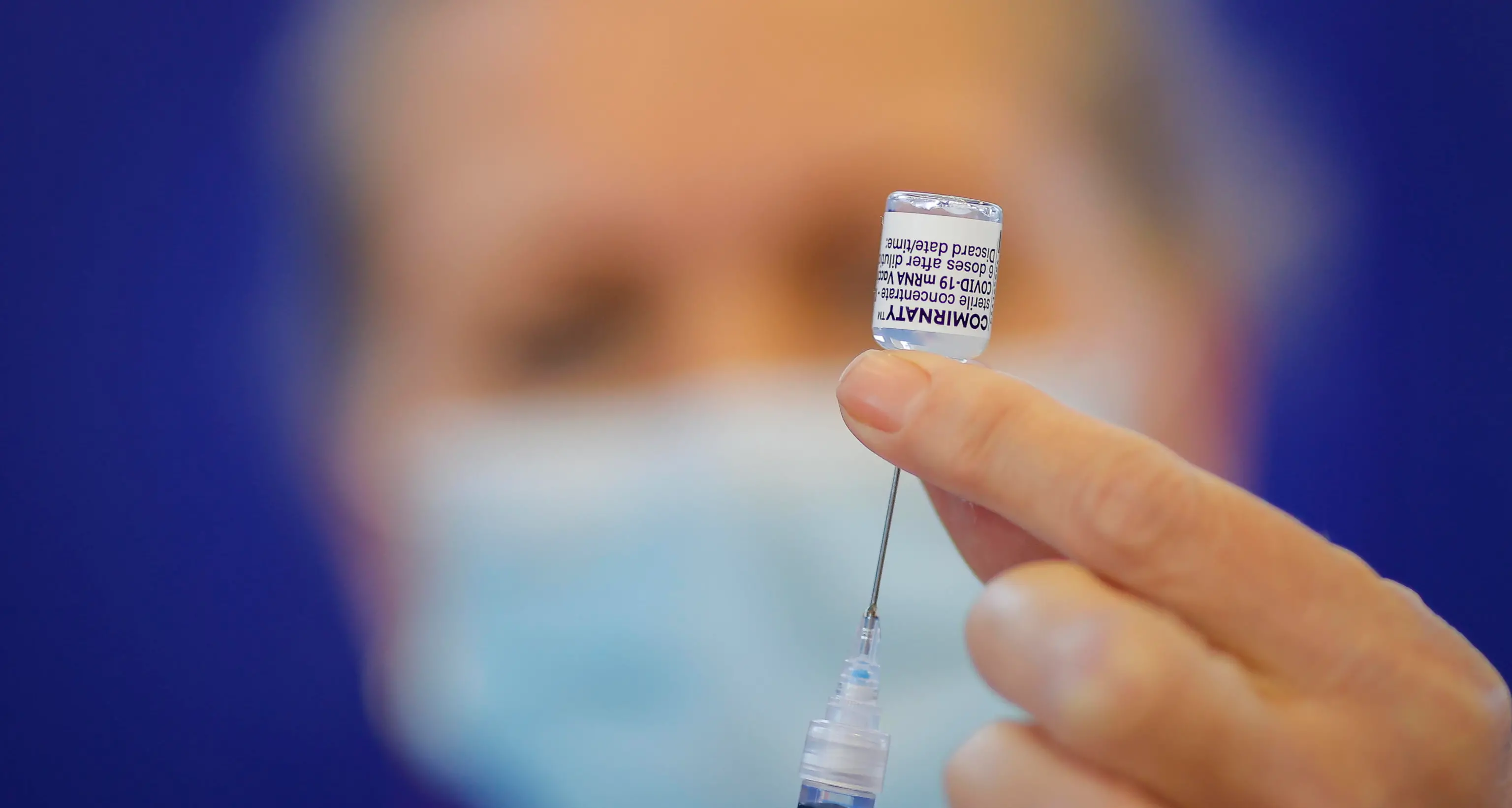 Pfizer Italia: «Vaccino studiato per una seconda dose entro 21 giorni», ma in Trentino si fa fino a 40