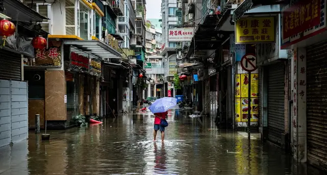 Giappone, allerta per due tifoni: evacuazioni in 13 prefetture