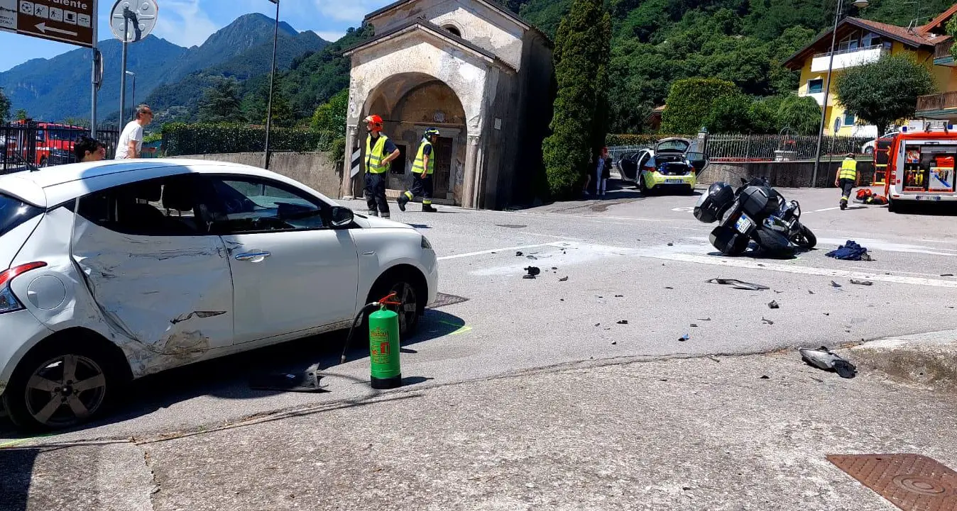 In moto contro un'auto: ferito un centauro a Darzo