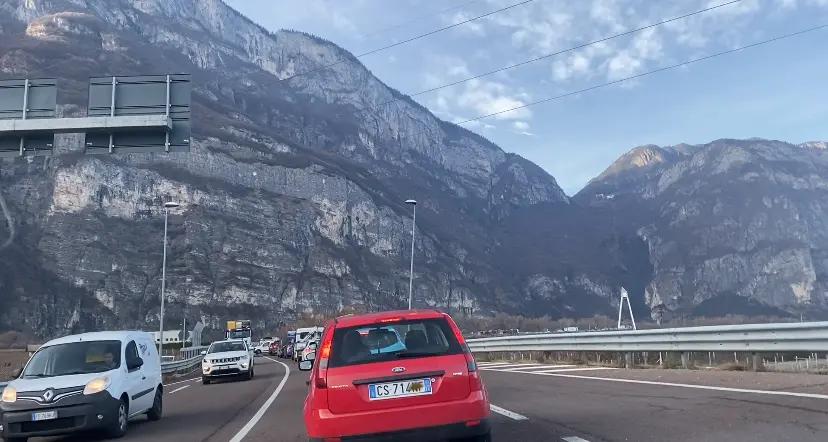 Si asfalta la tangenziale da Lavis alla Rupe: code e disagi per tre giorni, cosa è successo oggi – VIDEO