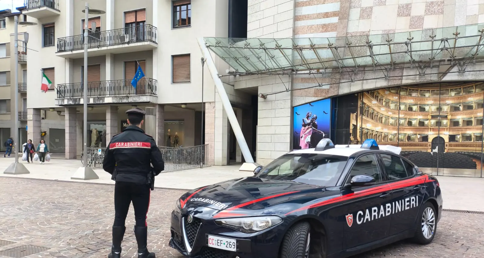Prima gli chiede con insistenza l’elemosina, poi lo prende a pugni: arrestato per rapina