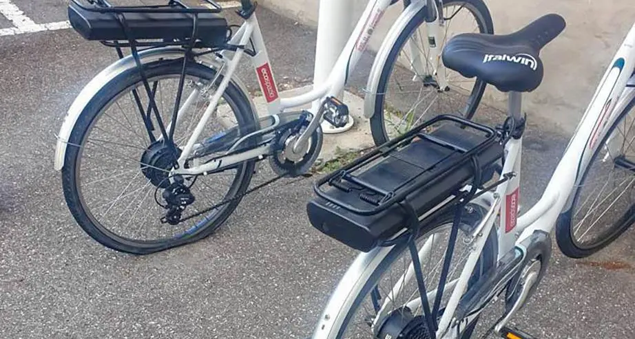 Bici vandalizzate in modo chirurgico, tra gomme squarciate e fanalini asportati