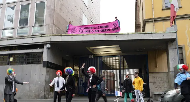 G7: Azione di Extinction Rebellion davanti alla Rai di Torino