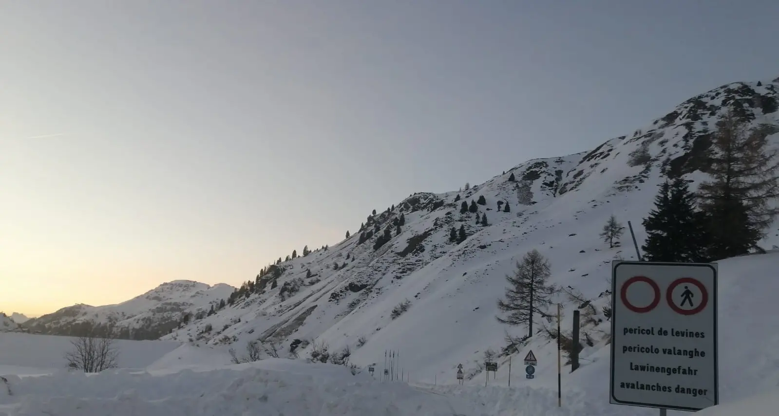 Tanta neve sulla strada, Passo Fedaia è già chiuso al traffico (perché la Provincia di Trento non la sgombera)