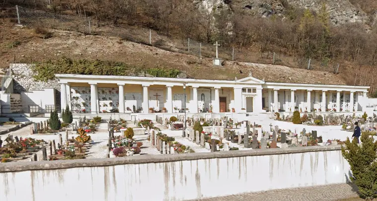 Nel cimitero di Aldeno rubano i fiori dalle tombe. La sindaca: «Purtroppo, succede ovunque, anche a Trento»
