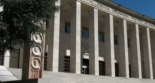 Obbligava la figlia minorenne a fare le pulizie nuda: a processo per violenza sessuale