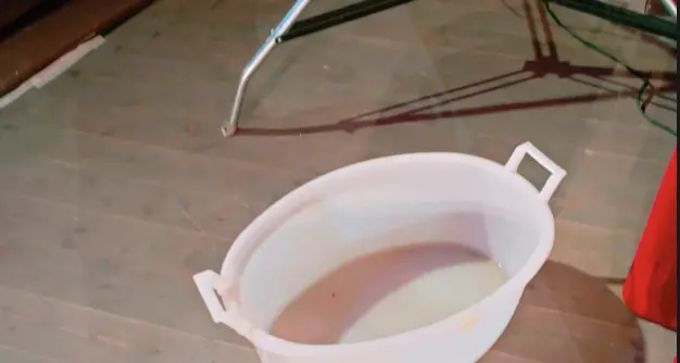 Storo: l'auditorium è nuovo ma... fa già acqua, un catino sul palco per raccogliere la «goccia»