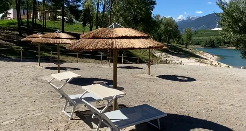 Alle Plaze ecco la nuova spiaggia: «Val di Non Beach» con sabbia, sdraio e ombrelloni