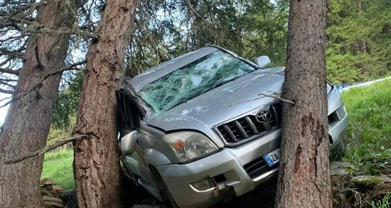 Auto fuori strada a Campo Tures, un uomo in ospedale: individuata per caso da un passante