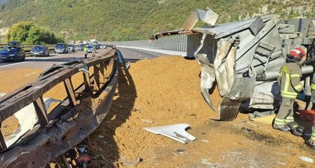 Incidente sull’A22, un tir carico d’uva si ribalta nella zona di Nomi