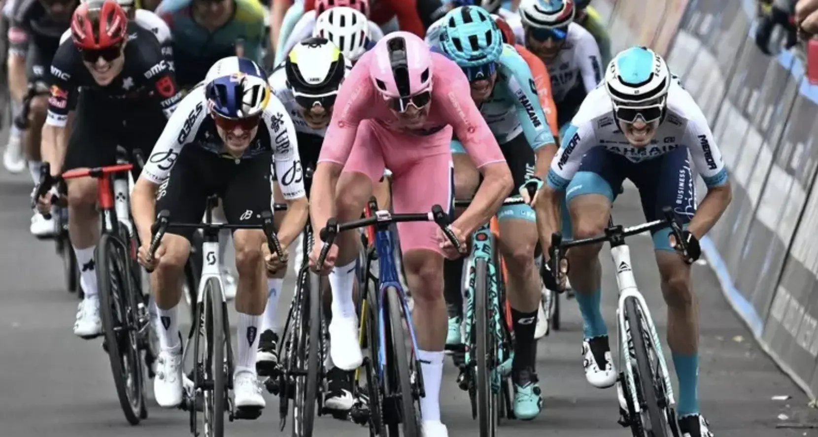 Volata da brividi al Giro: Zambanini sfiora l'impresa contro Pedersen