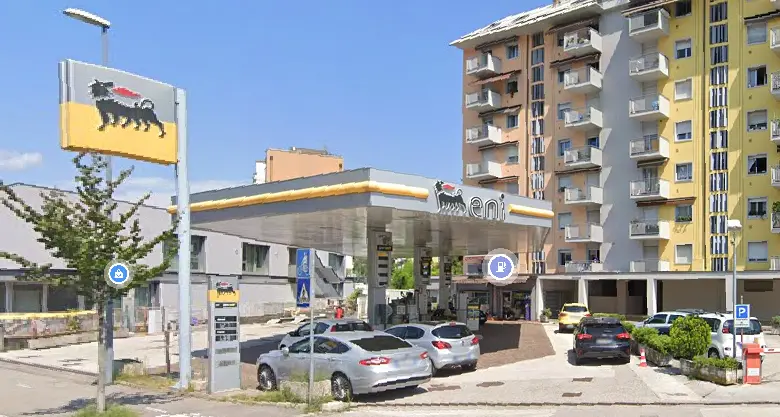 L'automatico del distributore? In via Maccani puoi farlo parlare anche in dialetto trentino: «Quanto vòt far?»