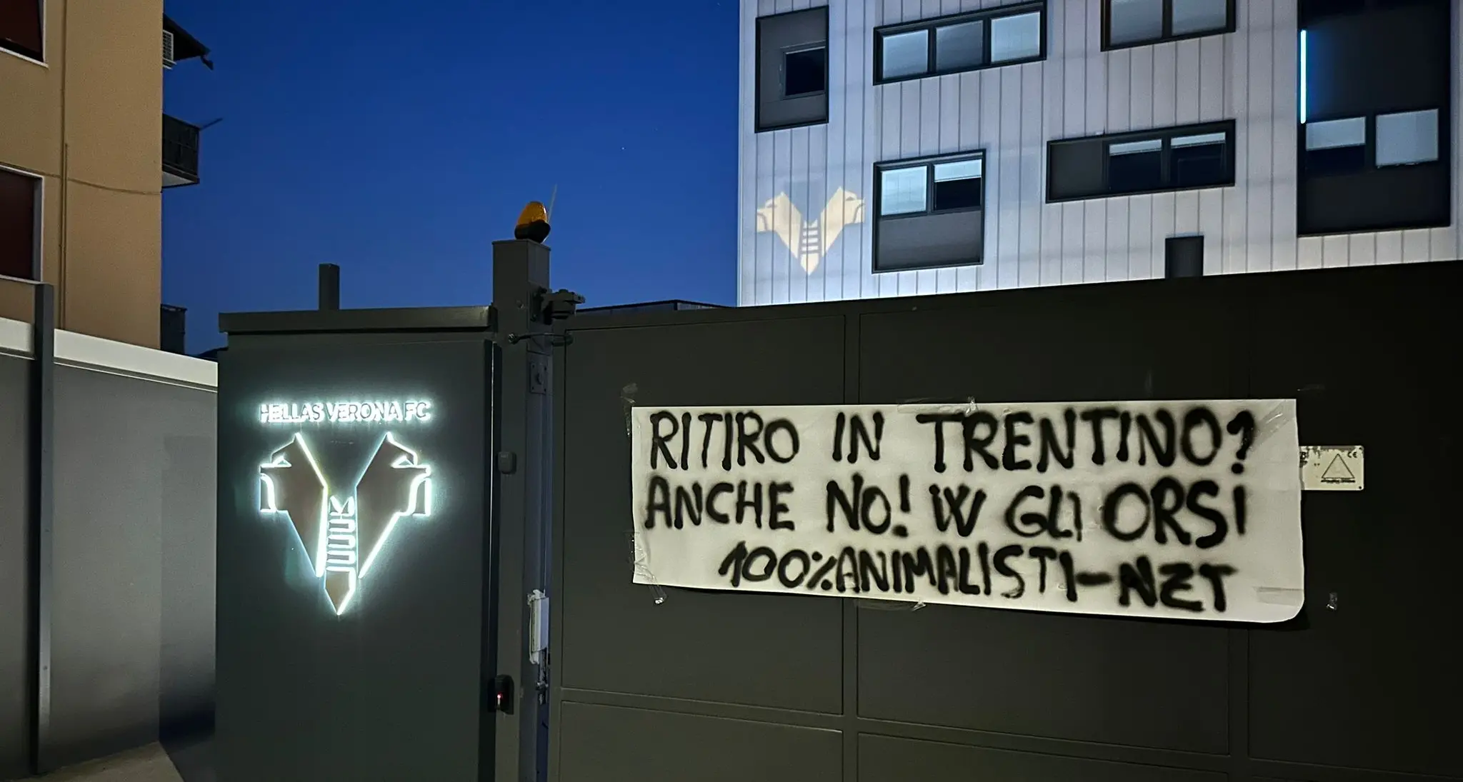 Gli animalisti boicottano la Provincia, lo striscione all’Hellas Verona: “Ritiro in Trentino? Anche no! W gli Orsi”
