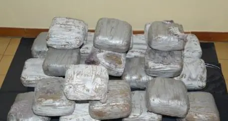 Nascondeva 26 panetti di hashish, arrestato un 45enne di Rovereto con 2,5 chili di droga