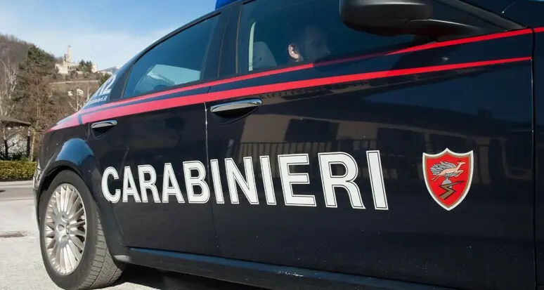 Un carabiniere fuori servizio arresta il rapinatore in un supermercato