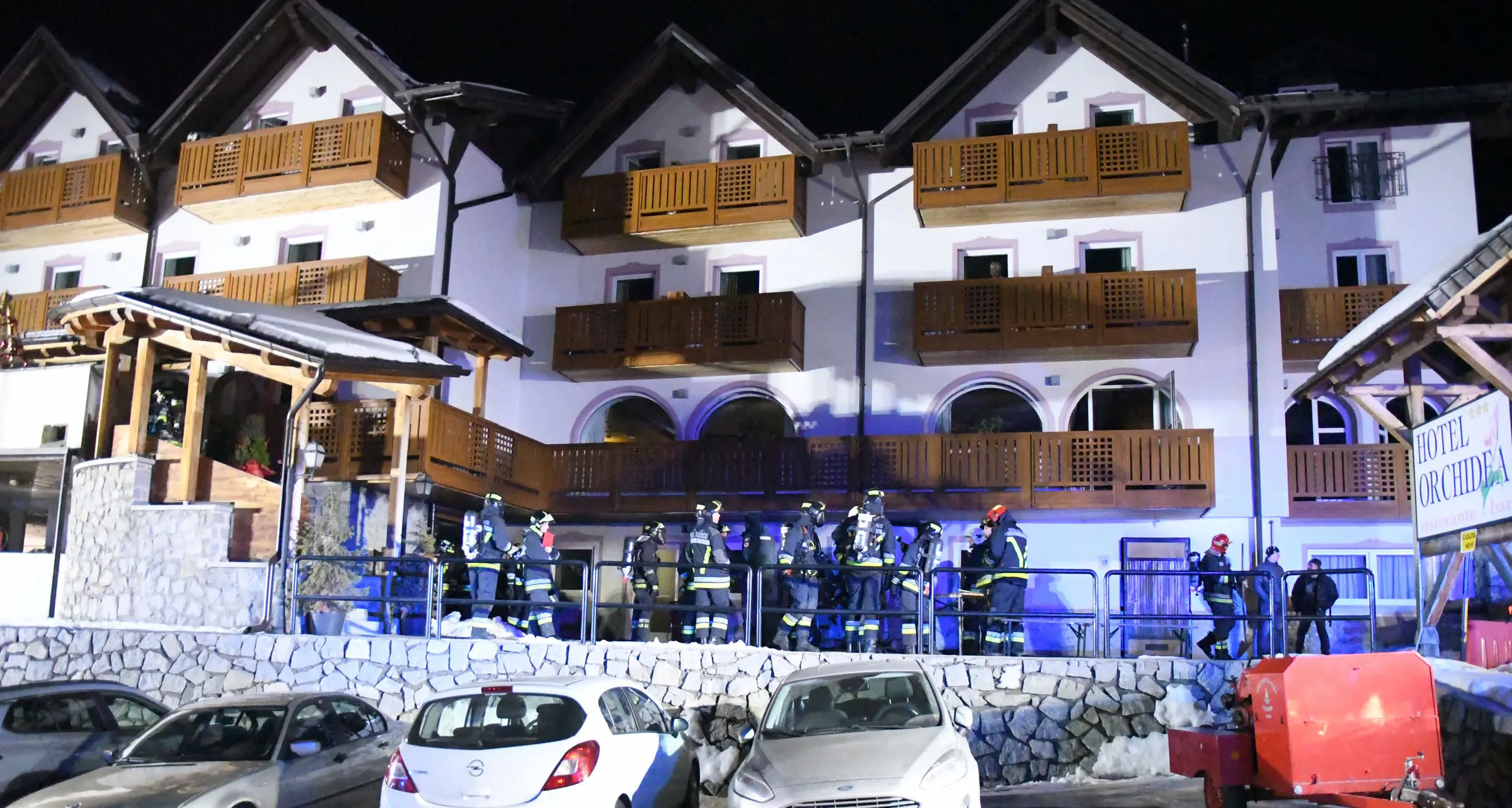 Incendio notturno all'hotel Orchidea del Tonale: evacuati 70 ospiti