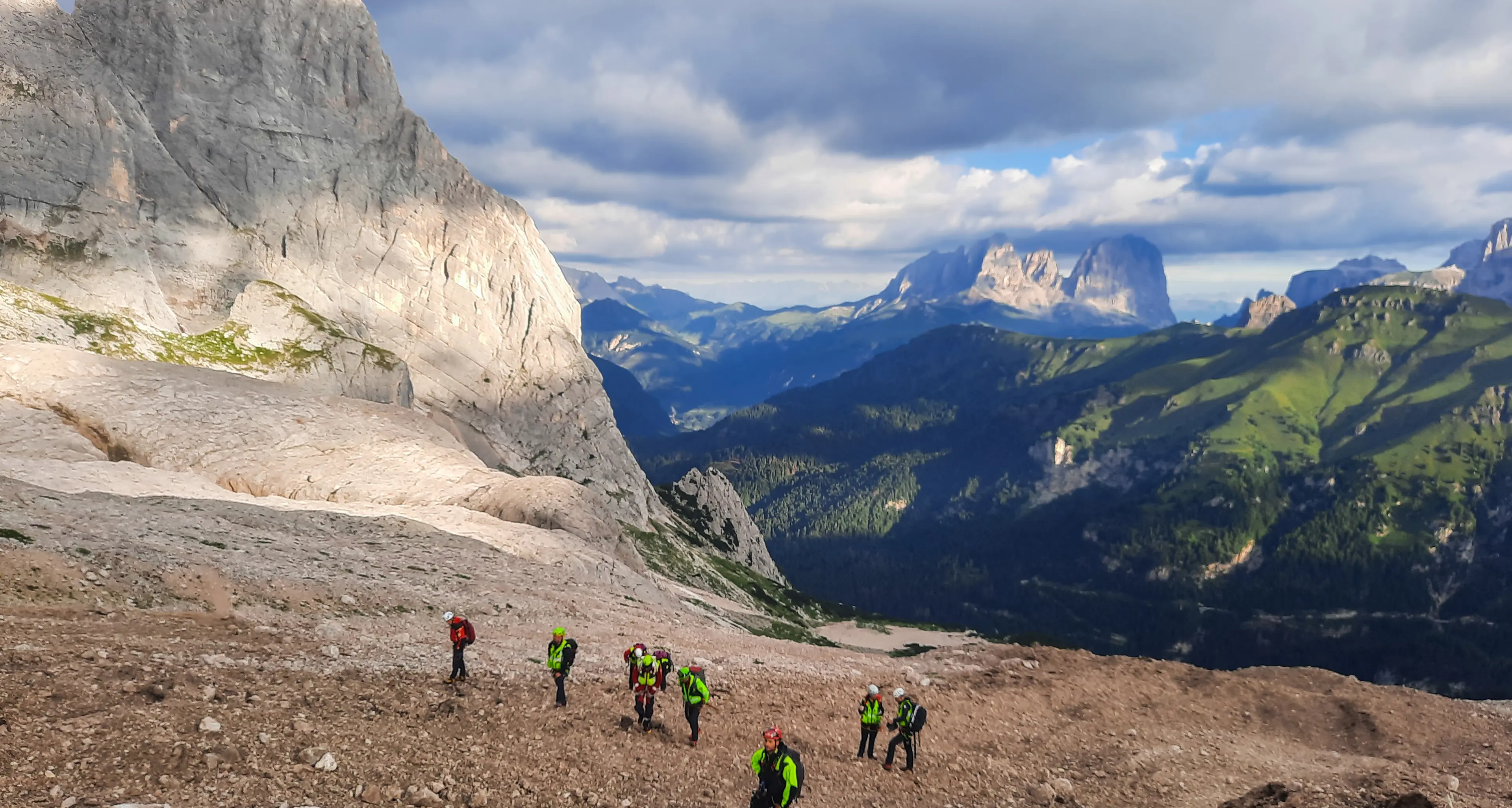Marmolada, la presidente del Senato in visita, domani nuove ricerche a piedi dalle 6 alle 9, continua il sorvolo con i droni sull’area pericolosa – IL PUNTO